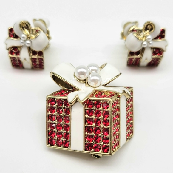 Heidi Daus Gift Shaped Pin and Clip On Earrings Set w/ Swarovski Crystal + Pearl - Picture 14 of 17